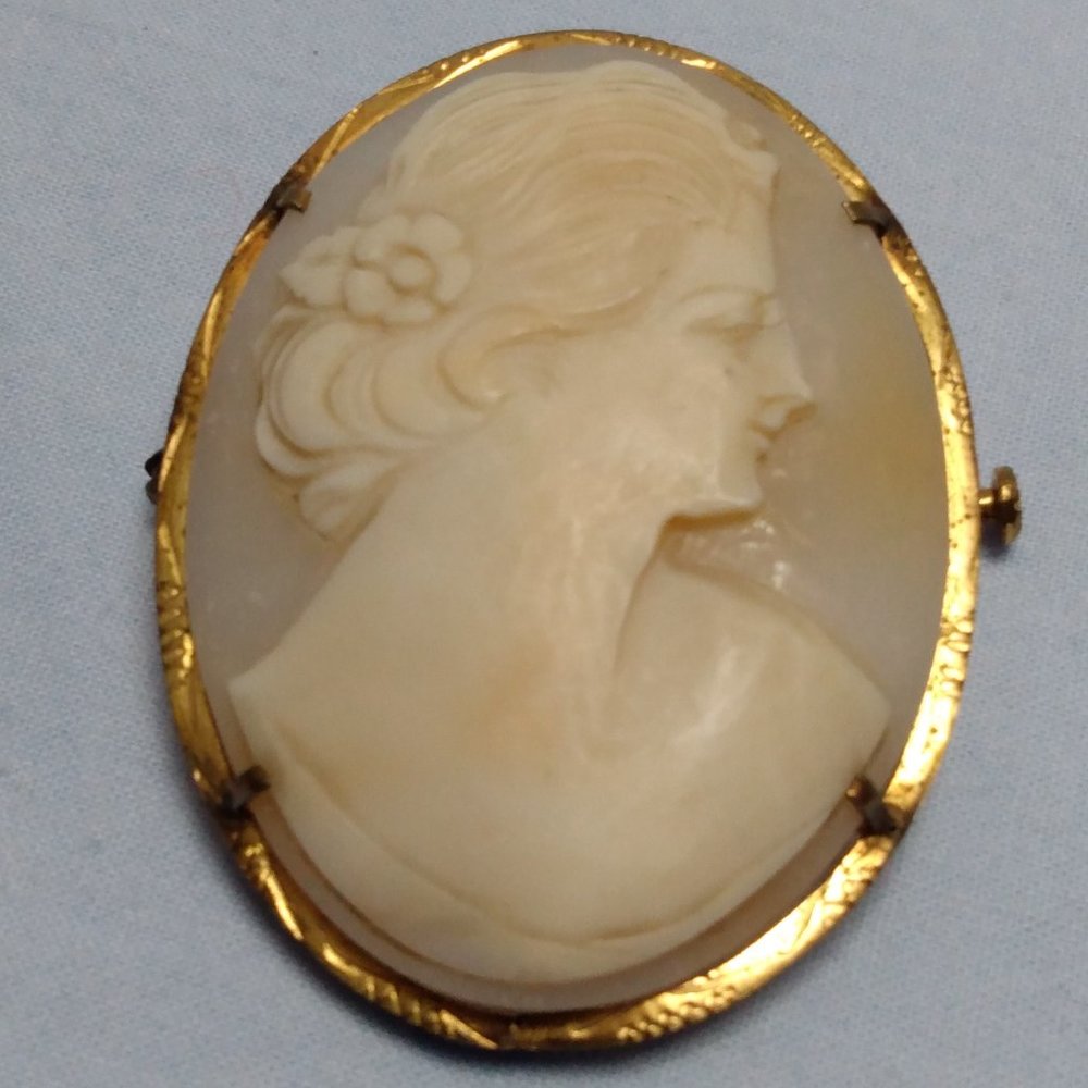 🎬 Vintage Carved Shell Cameo